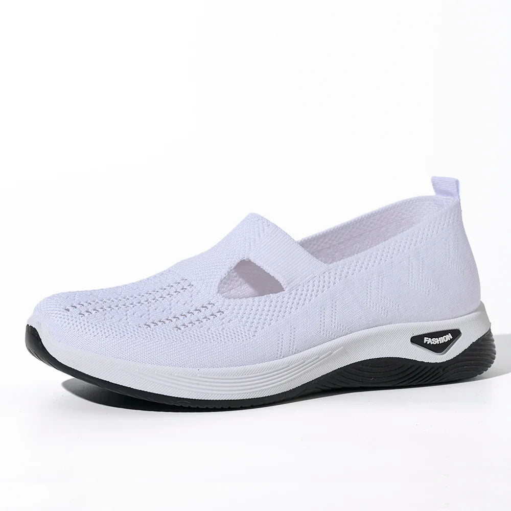 "Damsneakers i mesh, andningsbara för fritid. Lätt design i vitt med modern look, perfekt för daglig användning."