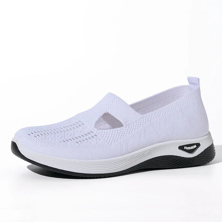 "Damsneakers i mesh, andningsbara för fritid. Lätt design i vitt med modern look, perfekt för daglig användning."