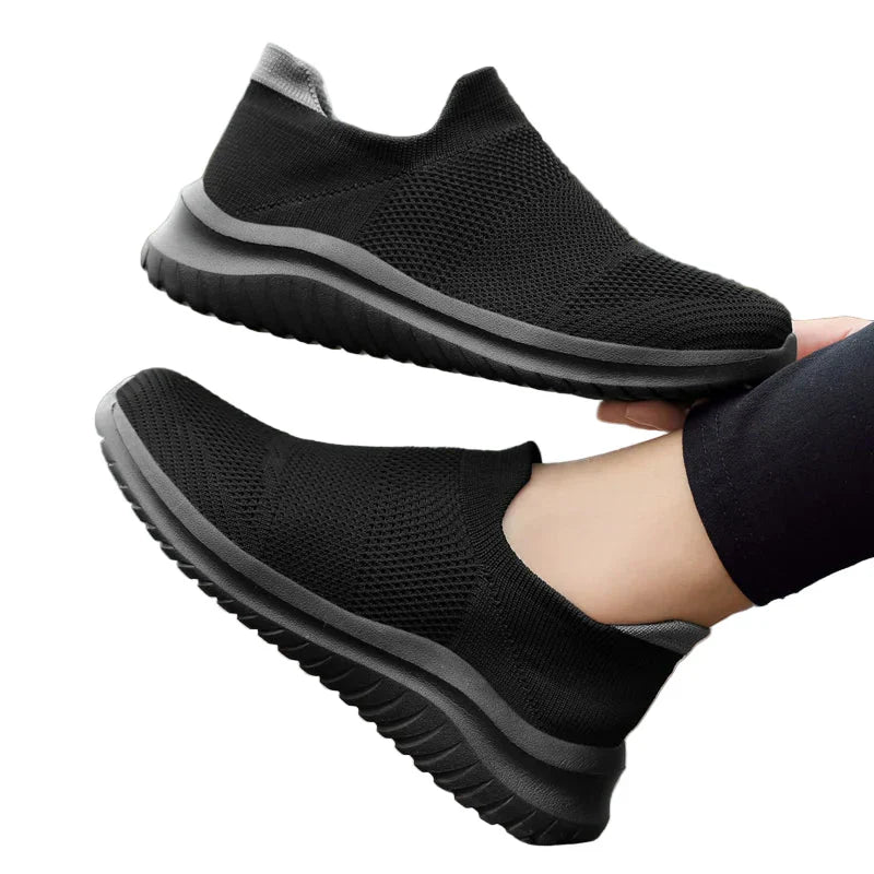 "Damsneakers i slitstark canvas med tidlös design, tillgängliga i grå, rosa och svart, idealiska för alla outfits."
