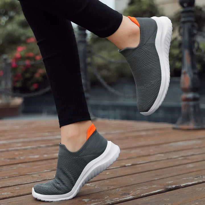 "Damsneakers i slitstark canvas med tidlös design, tillgängliga i grå, rosa och svart, idealiska för alla outfits."