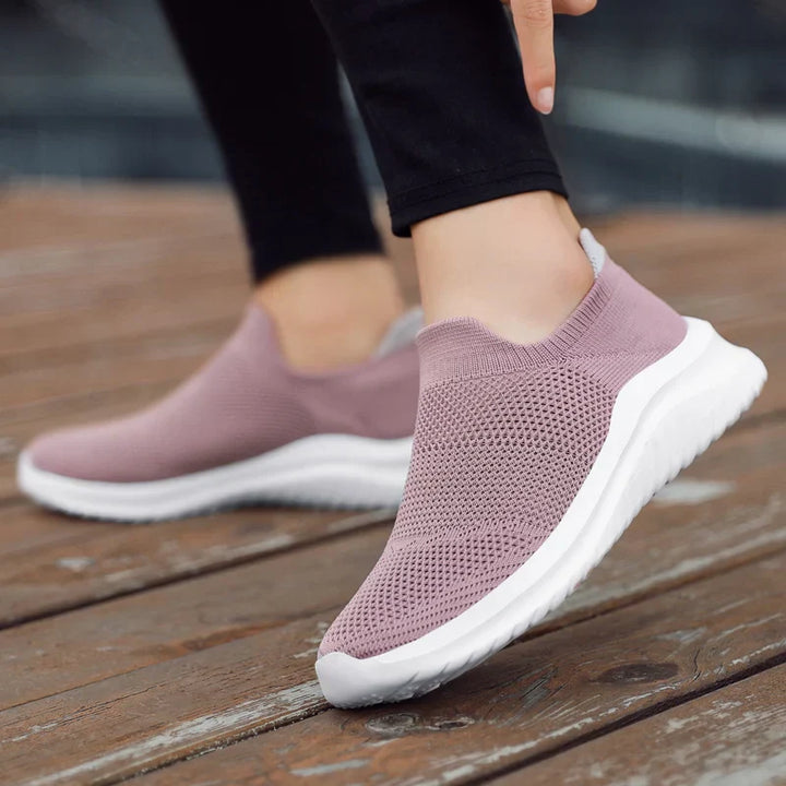 "Damsneakers i slitstark canvas med tidlös design, tillgängliga i grå, rosa och svart, idealiska för alla outfits."