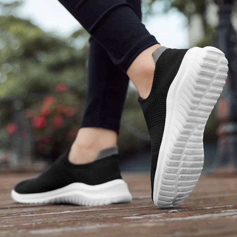 "Damsneakers i slitstark canvas med tidlös design, tillgängliga i grå, rosa och svart, idealiska för alla outfits."