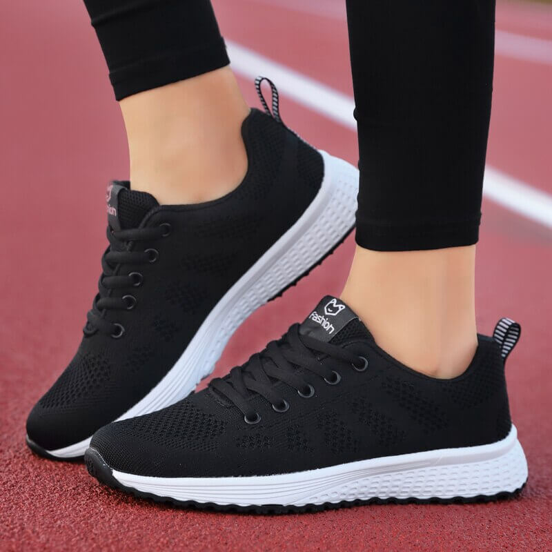 "Damsneakers i ventilerande mesh med platt sula och casual stil, säker snörning, idealiska för dagliga promenader."