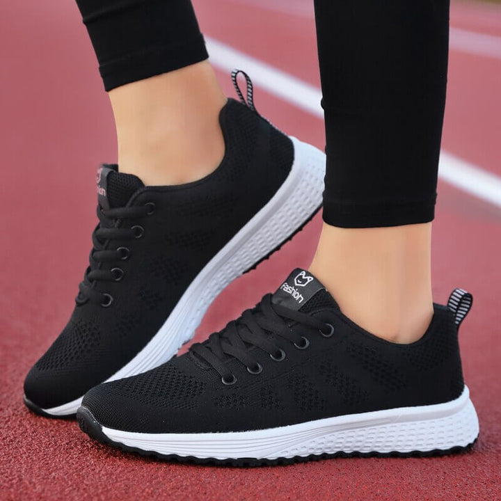 "Damsneakers i ventilerande mesh med platt sula och casual stil, säker snörning, idealiska för dagliga promenader."