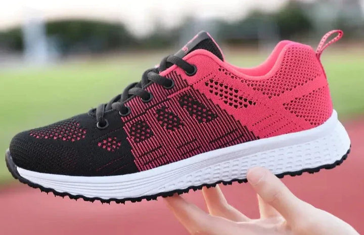 "Damsneakers i ventilerande mesh med platt sula och casual stil, säker snörning, idealiska för dagliga promenader."