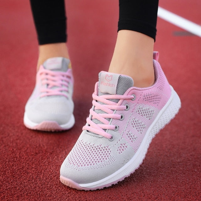 "Damsneakers i ventilerande mesh med platt sula och casual stil, säker snörning, idealiska för dagliga promenader."