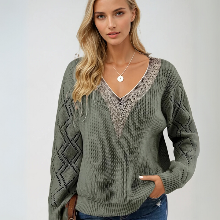 "Damstickad V-ringad pullover med mjuk textur och detaljerade ärmar, perfekt för elegant lager-på-lager stil."