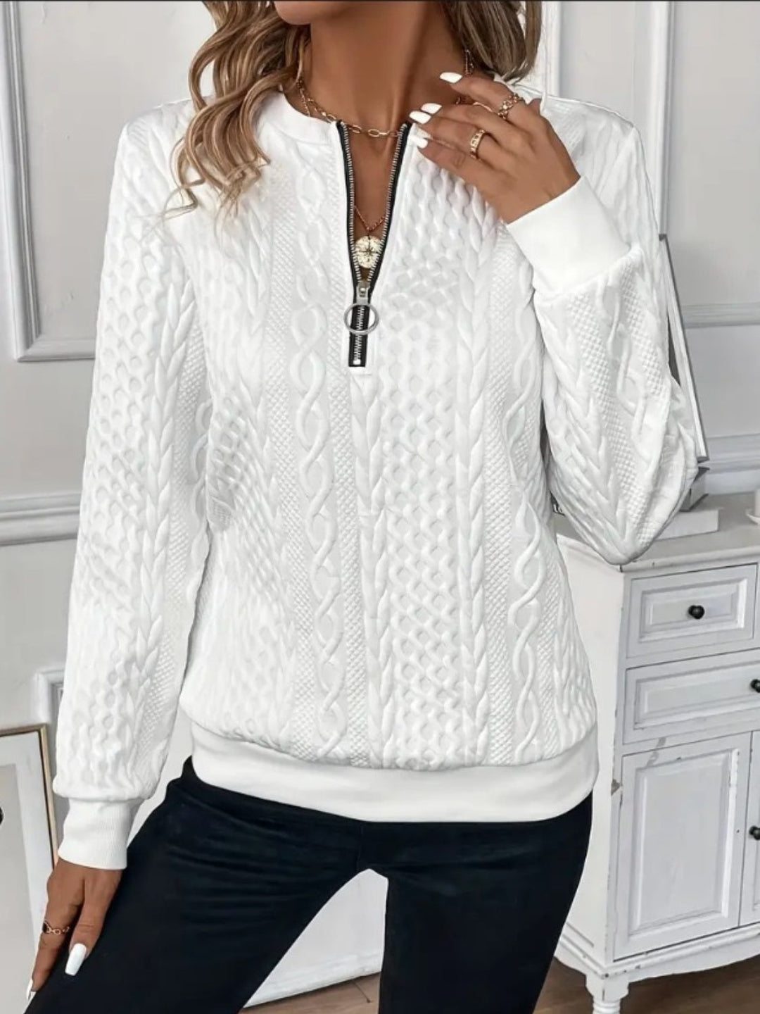 "Damsweatshirt med halv dragkedja och textur, elegant design för alla tillfällen, neutral färg och rak passform."