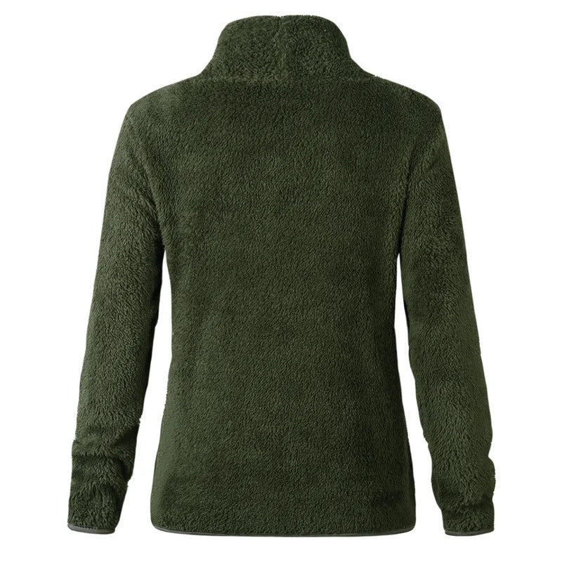 "Damtopp med sköldpaddshals i supermjukt tyg, neutral färg, stilren design. Perfekt för jeans eller leggings."
