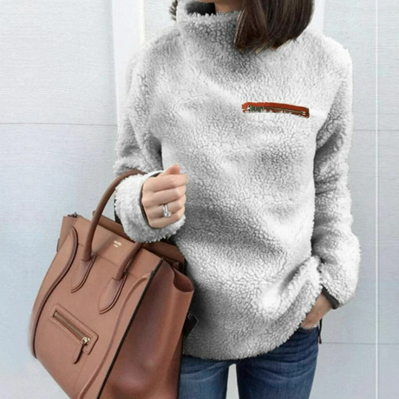 "Damtopp med sköldpaddshals i supermjukt tyg, neutral färg, stilren design. Perfekt för jeans eller leggings."