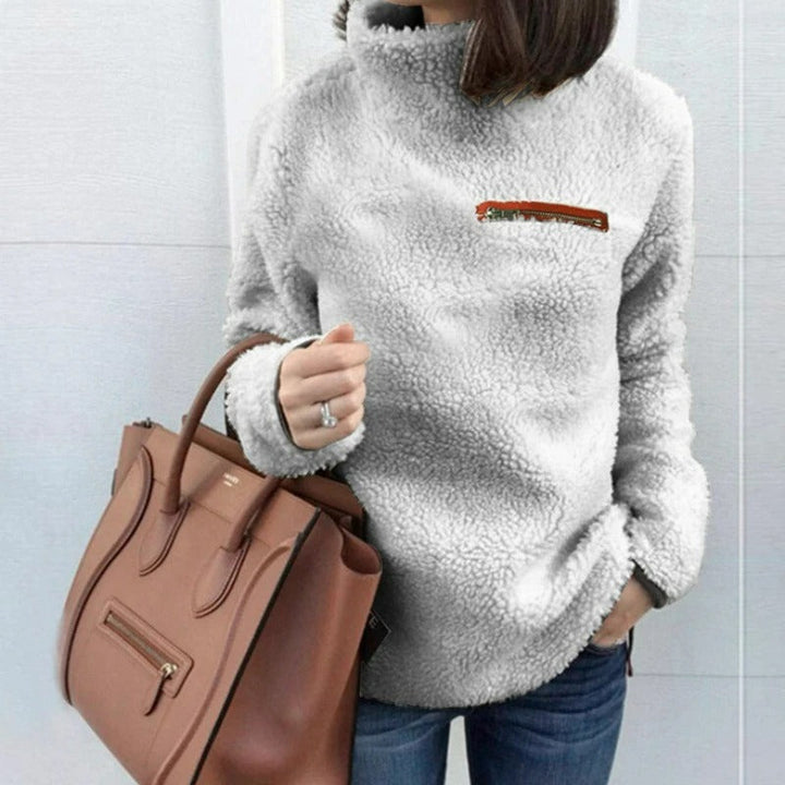 "Damtopp med sköldpaddshals i supermjukt tyg, neutral färg, stilren design. Perfekt för jeans eller leggings."