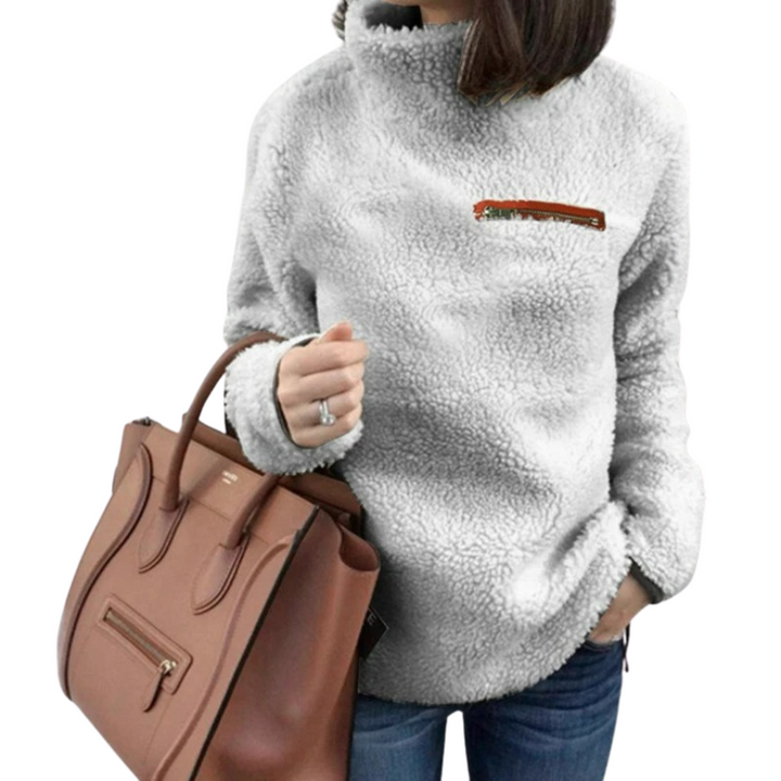 "Damtopp med sköldpaddshals i supermjukt tyg, neutral färg, stilren design. Perfekt för jeans eller leggings."