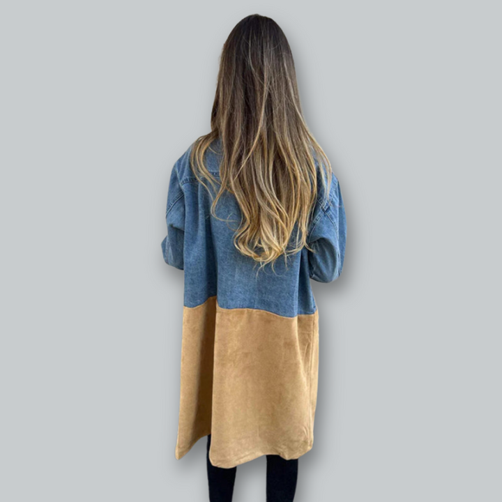 Damtrenchcoat i denim med tvåfärgad design, dubbelknäppt fram och praktiska fickor, perfekt för stilig och chic look.