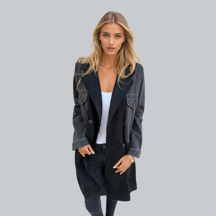Damtrenchcoat i denim med tvåfärgad design, dubbelknäppt fram och praktiska fickor, perfekt för stilig och chic look.