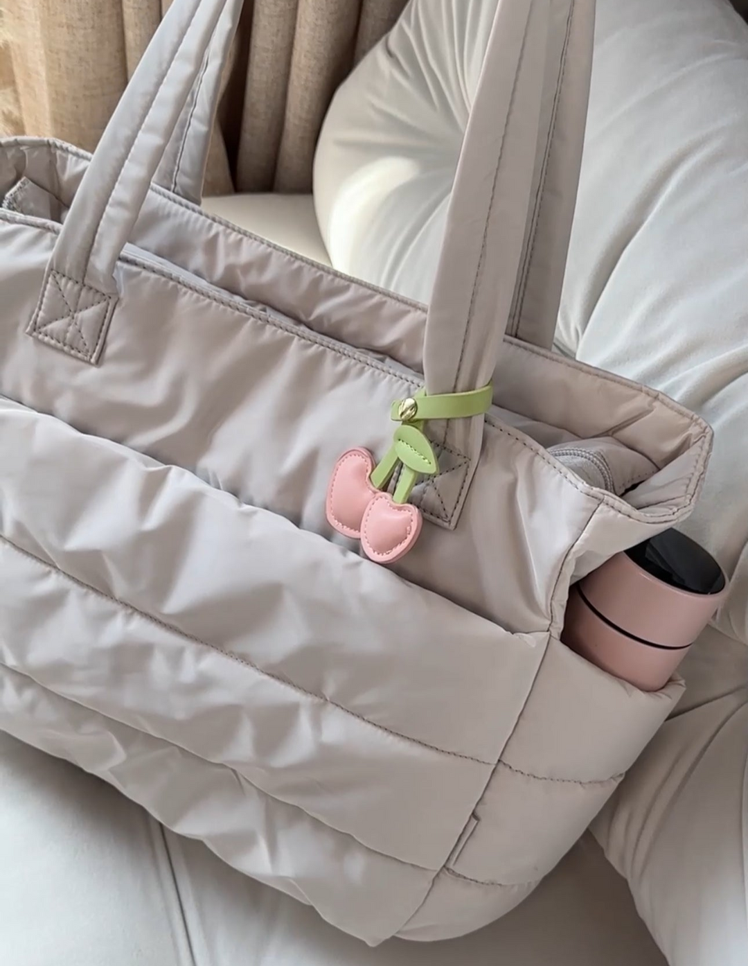"Damtrendväska i pufferdesign, stilren och praktisk tote med modern puffermönster, vattentålig och rymlig design."