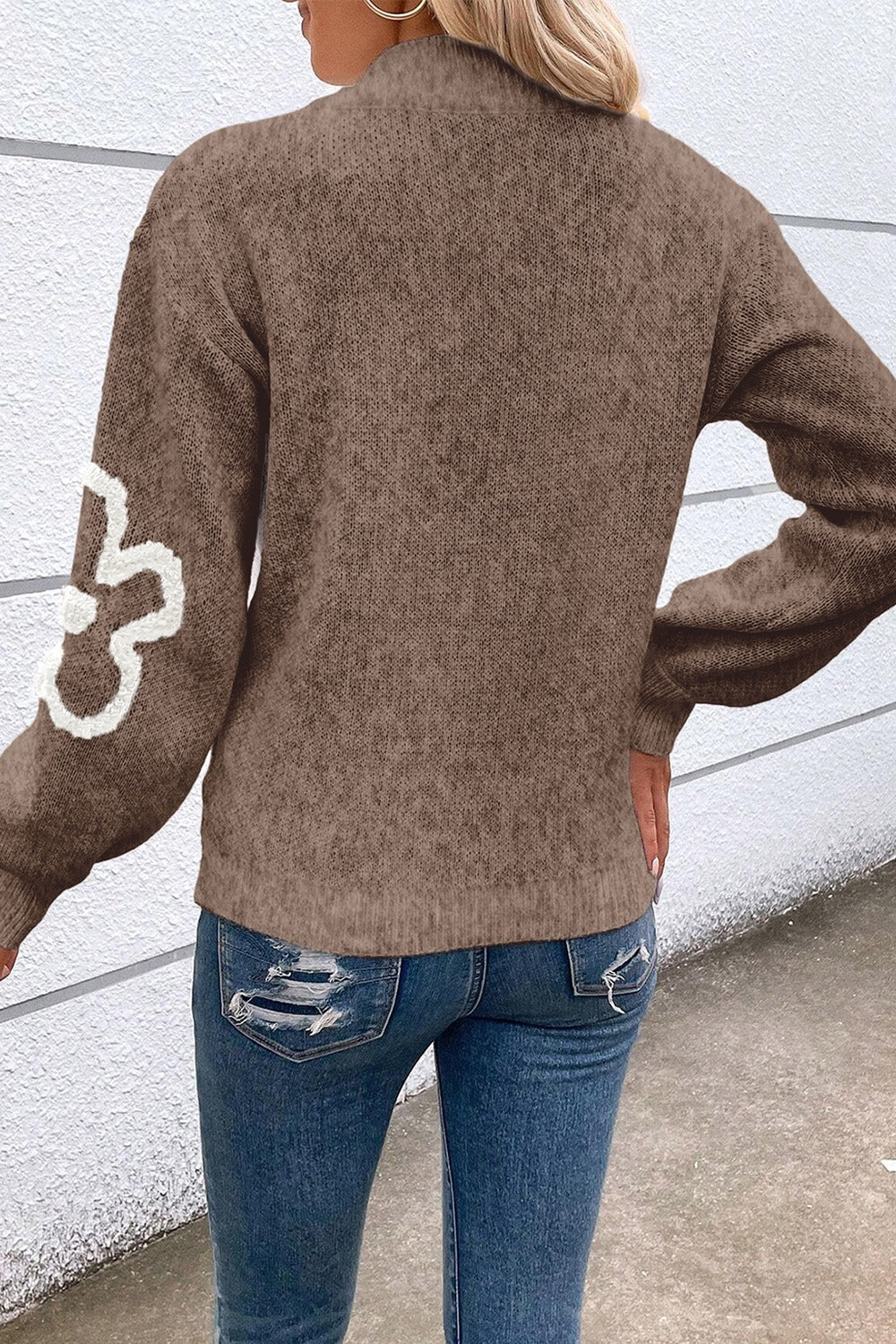 Damtröja med blommotiv och halvdragkedja i mjukt material, avslappnad passform, perfekt för både vardag och fest.