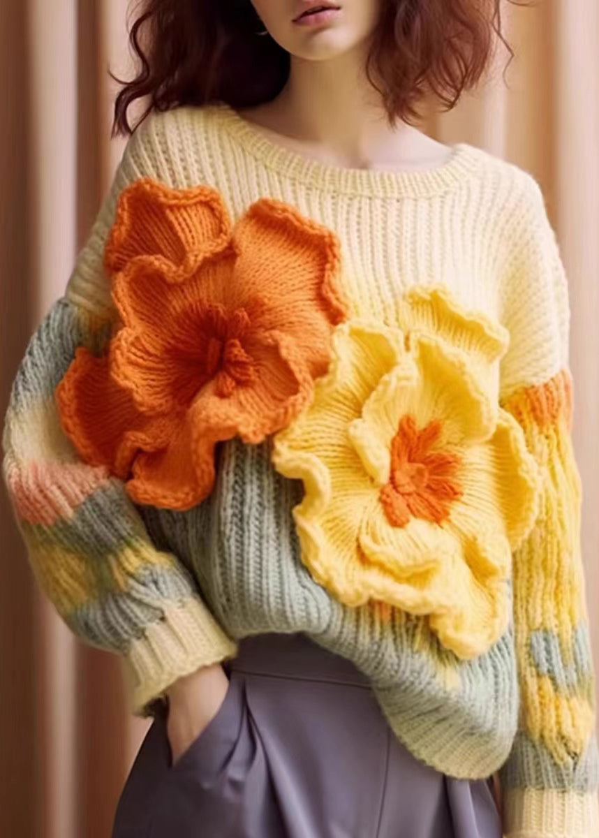 "Damtröja med vackert blommönster, lång ärm och lös passform för komfort och stil, perfekt för alla tillfällen."