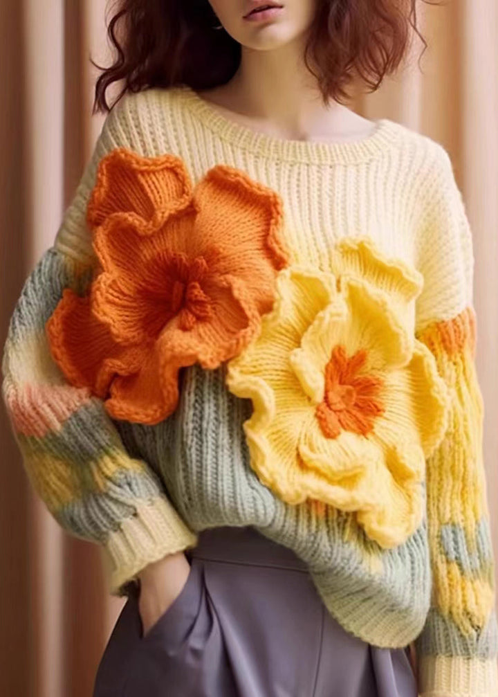"Damtröja med vackert blommönster, lång ärm och lös passform för komfort och stil, perfekt för alla tillfällen."