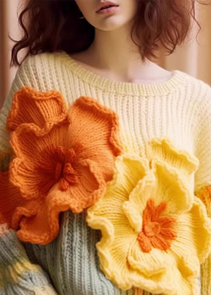 "Damtröja med vackert blommönster, lång ärm och lös passform för komfort och stil, perfekt för alla tillfällen."