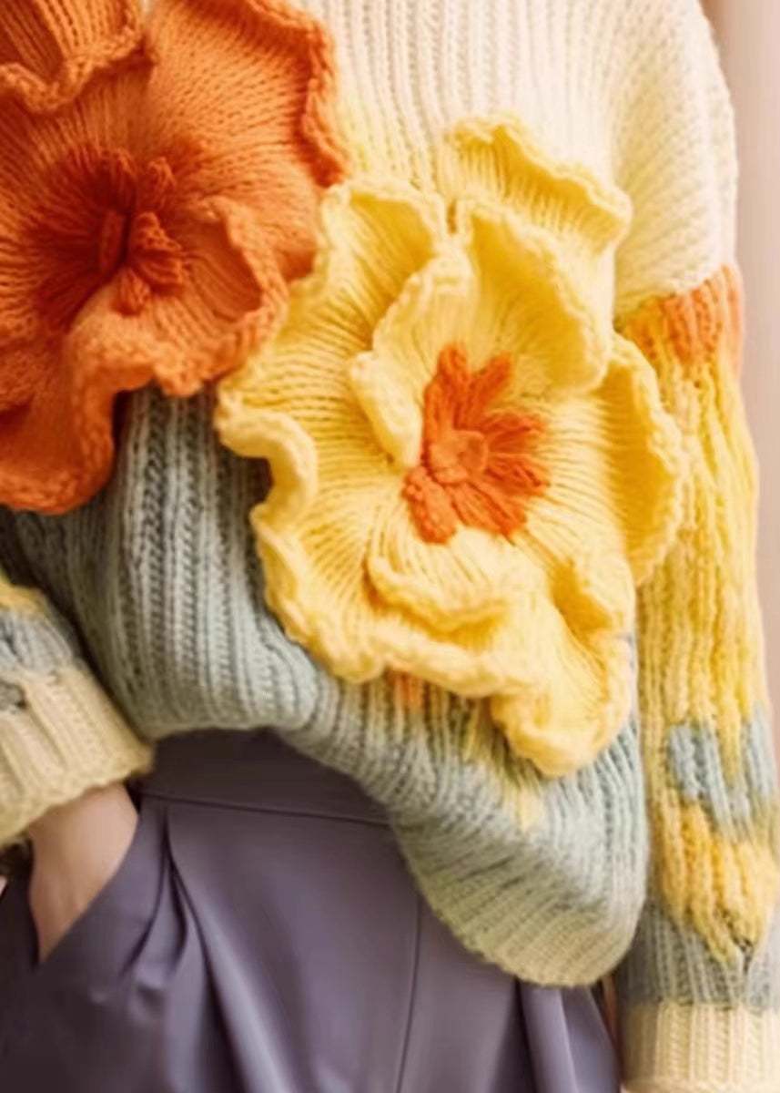 "Damtröja med vackert blommönster, lång ärm och lös passform för komfort och stil, perfekt för alla tillfällen."