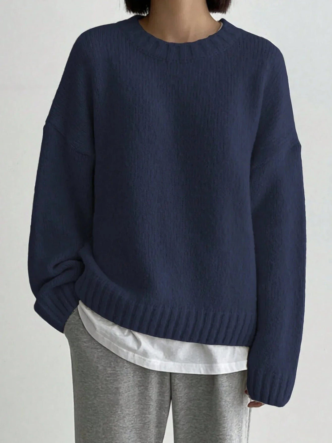"Damtröja oversize stickad rund hals, ullblandning, grå, ribbade kanter, bekväm och elegant för svala dagar."