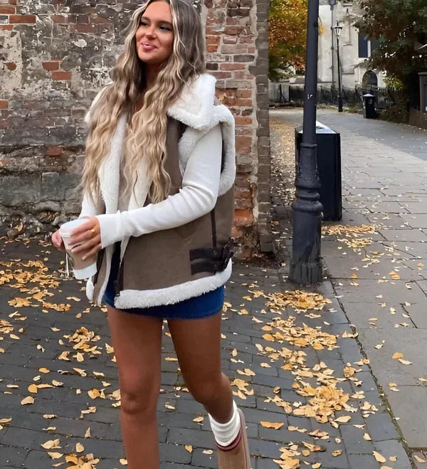 "Damväst i mjuk ullmix, chic höststil, brun, elegant design, passar formella och vardagliga kläder, bekväm och stilren."