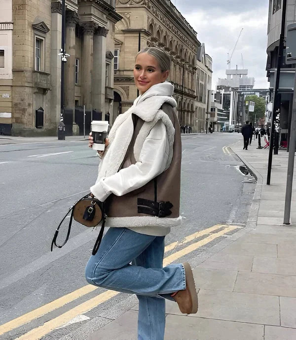 "Damväst i mjuk ullmix, chic höststil, brun, elegant design, passar formella och vardagliga kläder, bekväm och stilren."