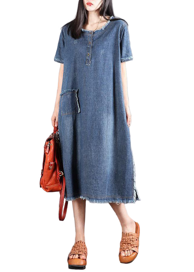 "Denimklänning för kvinnor med knappar och fickor, stilren och tidlös design, sett framifrån."