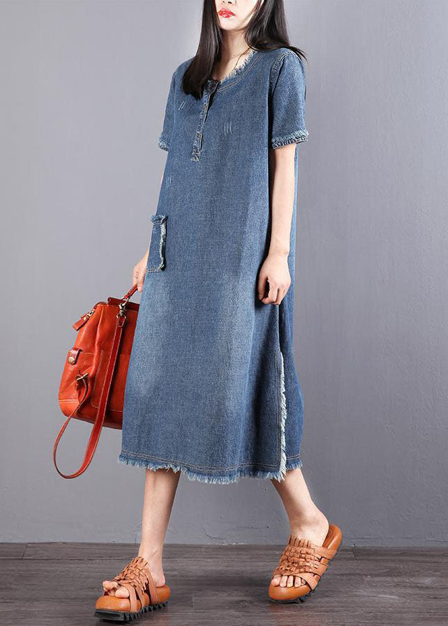"Denimklänning för kvinnor med knappar och fickor, stilren och tidlös design, sett framifrån."