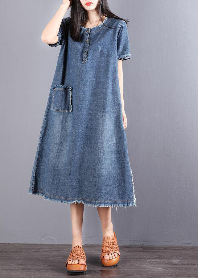 "Denimklänning för kvinnor med knappar och fickor, stilren och tidlös design, sett framifrån."