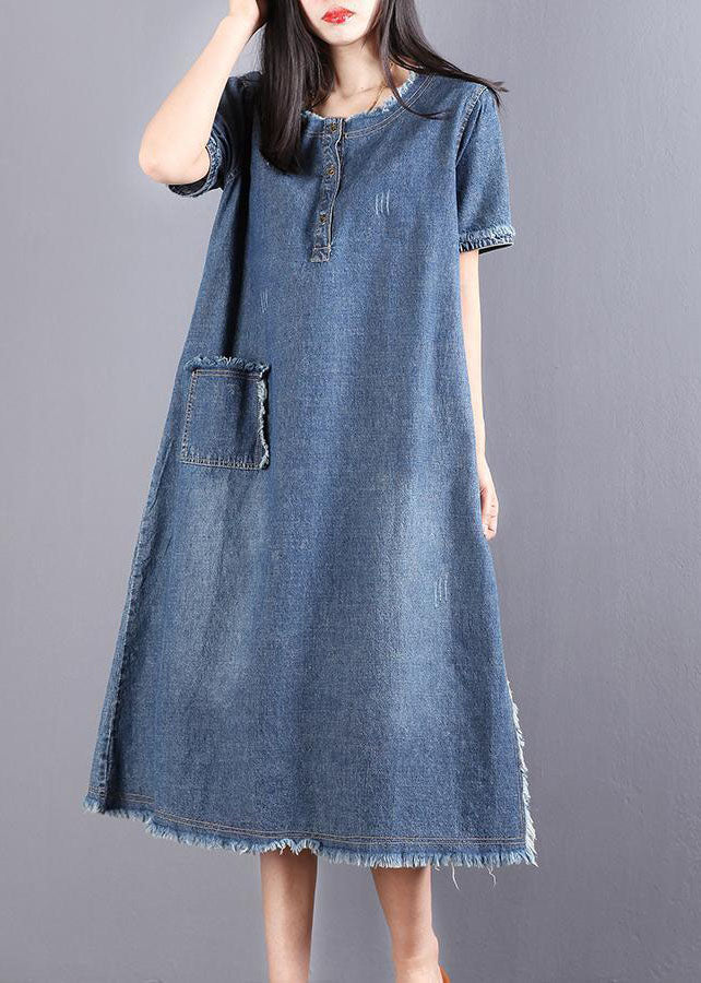 "Denimklänning för kvinnor med knappar och fickor, stilren och tidlös design, sett framifrån."