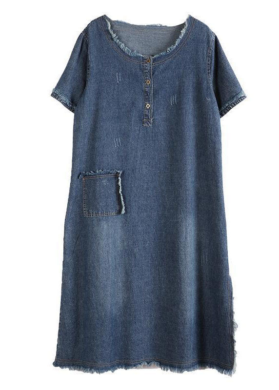 "Denimklänning för kvinnor med knappar och fickor, stilren och tidlös design, sett framifrån."