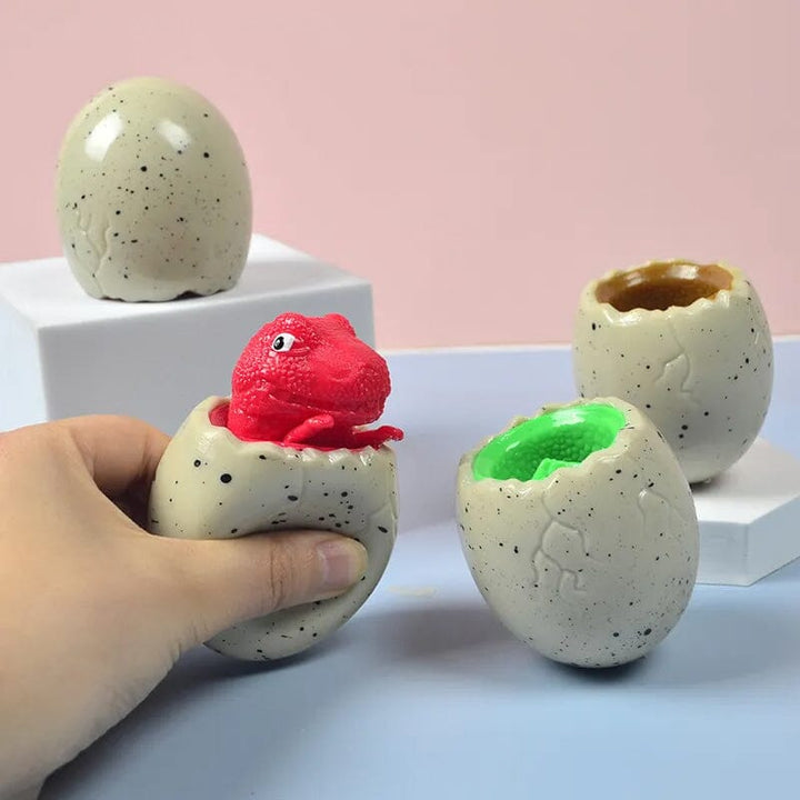 "Dinosaurieägg kramleksak, färgglad och mjuk, designad för stresslindring och välmående, idealisk för barn och vuxna."