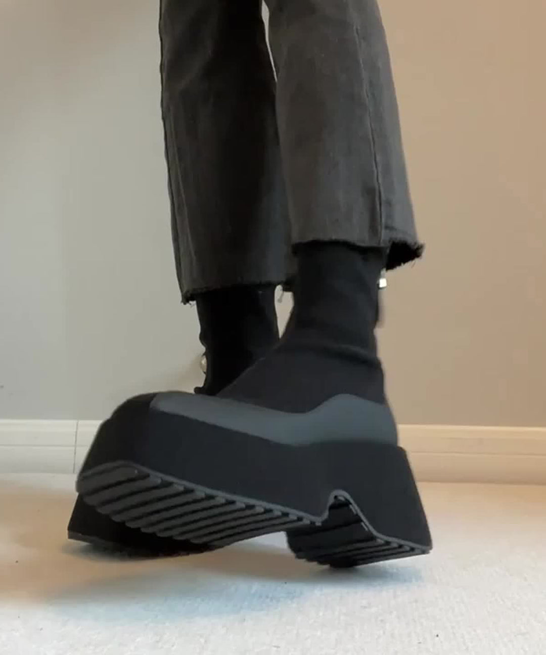 Djärva kvinnors plattform stövlar med dragkedja, 7 cm hög sula, elegant design i kohudsläder, perfekt för vardag och fest.