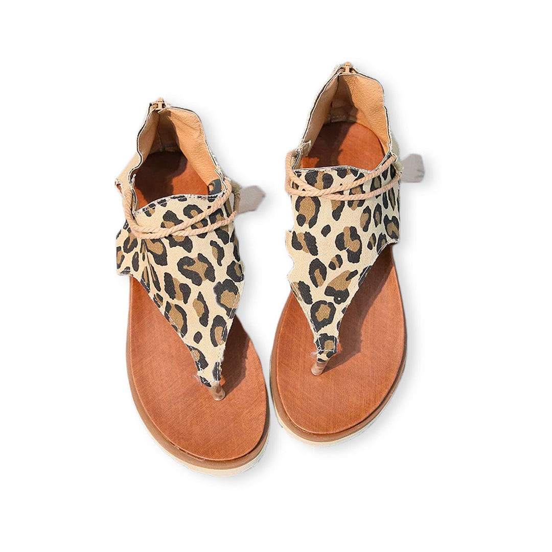 "Djärva leopardmönstrade gladiatorsandaler för kvinnor med korsade remmar och bekväm sula, perfekt för alla outfits."