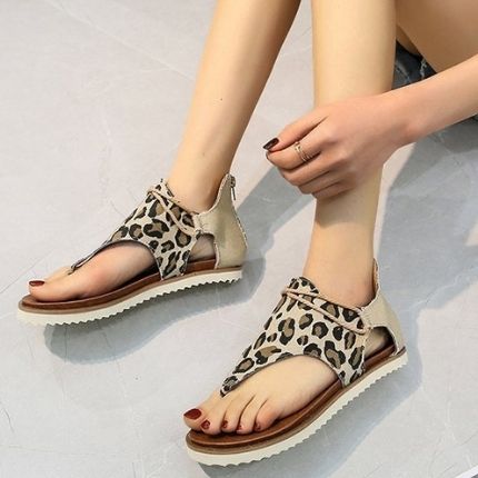 "Djärva leopardmönstrade gladiatorsandaler för kvinnor med korsade remmar och bekväm sula, perfekt för alla outfits."