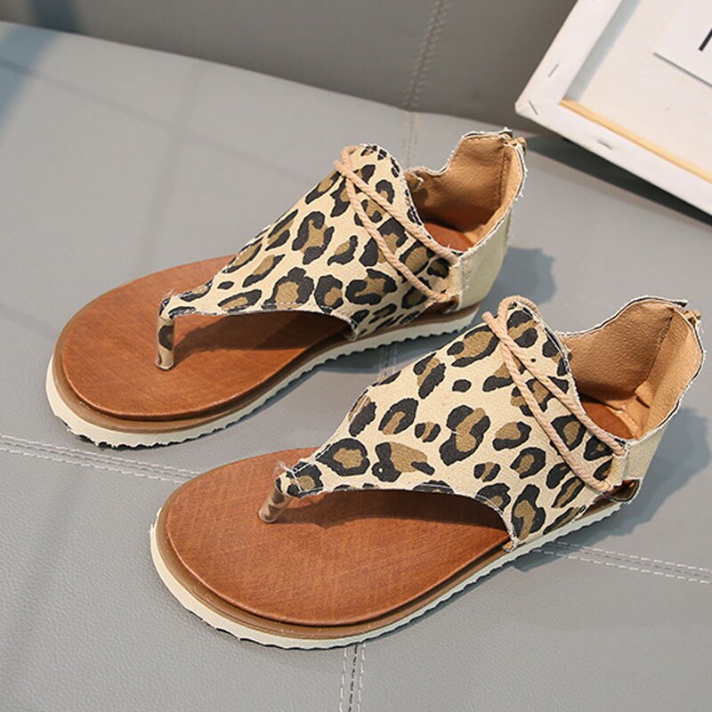 "Djärva leopardmönstrade gladiatorsandaler för kvinnor med korsade remmar och bekväm sula, perfekt för alla outfits."