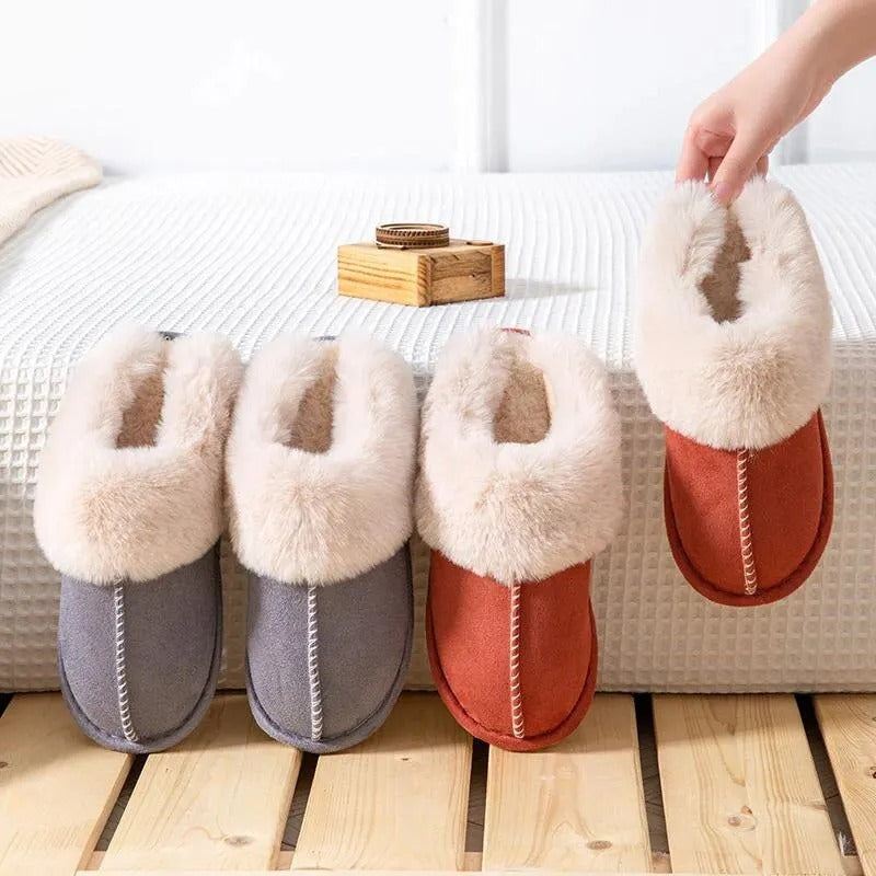 "Dämpade dam plysch tofflor i beige för inomhusbruk, med halkfri sula. Perfekt för värme, komfort och vintermys."