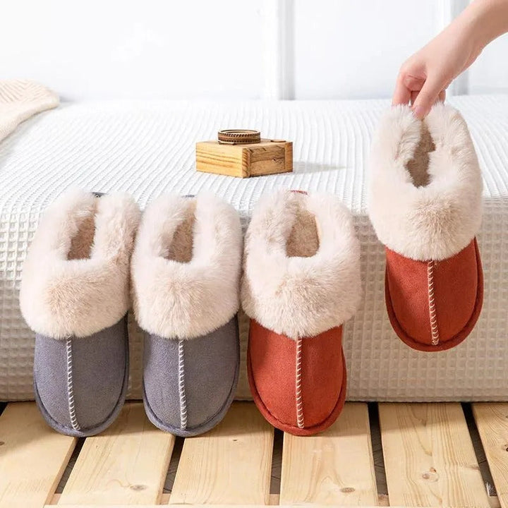 "Dämpade dam plysch tofflor i beige för inomhusbruk, med halkfri sula. Perfekt för värme, komfort och vintermys."