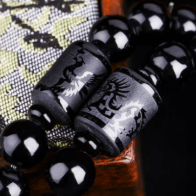 "Drake & Fenix Yin-Yang armband i svart och grått, designat för män och kvinnor med glaspärlor för harmoni och balans."