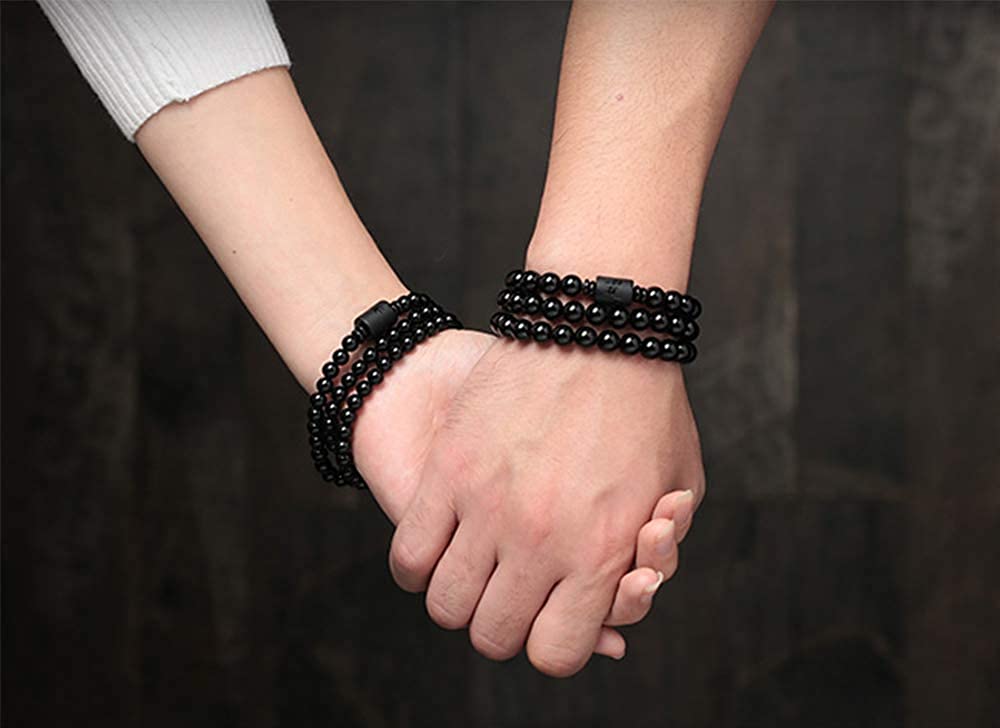 "Drake & Fenix Yin-Yang armband i svart och grått, designat för män och kvinnor med glaspärlor för harmoni och balans."