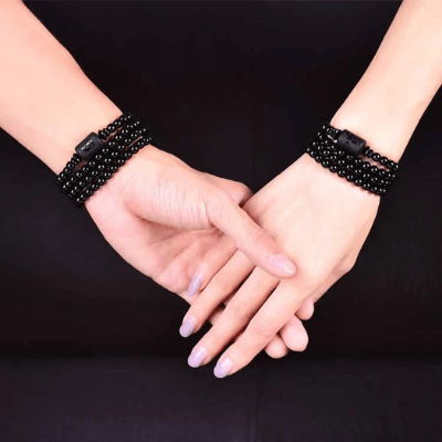 "Drake & Fenix Yin-Yang armband i svart och grått, designat för män och kvinnor med glaspärlor för harmoni och balans."