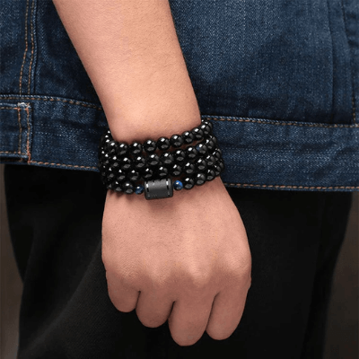 "Drake & Fenix Yin-Yang armband i svart och grått, designat för män och kvinnor med glaspärlor för harmoni och balans."