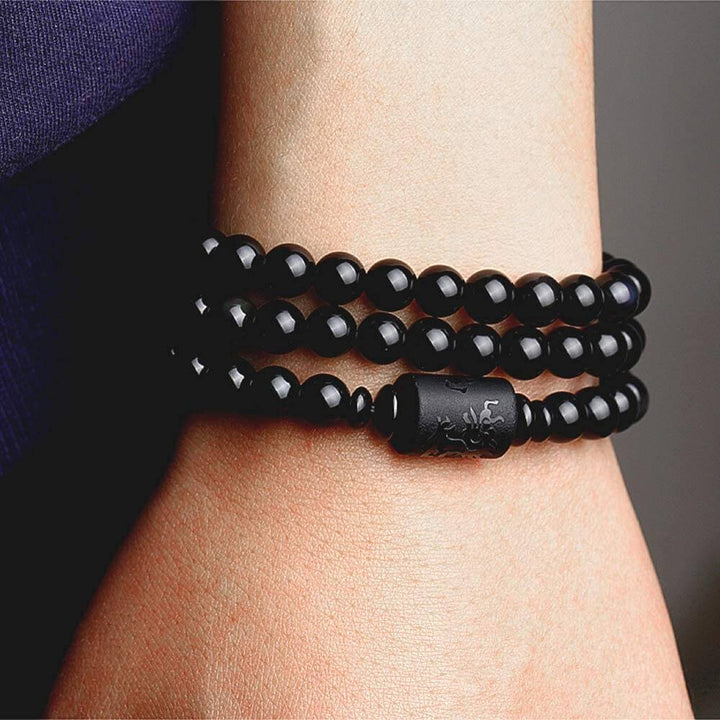 "Drake & Fenix Yin-Yang armband i svart och grått, designat för män och kvinnor med glaspärlor för harmoni och balans."