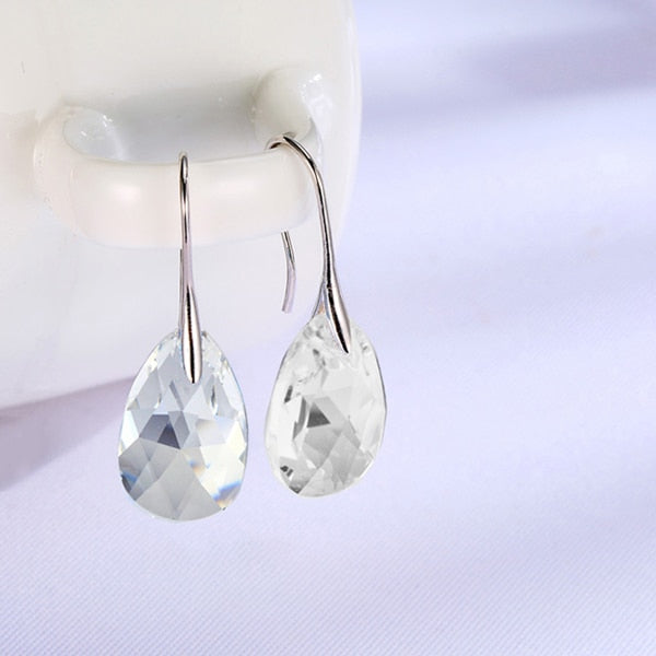 Droppformade kristallörhängen för kvinnor med blå akvamarinstenar och CZ-zirkonia, pläterade med sterling silver.