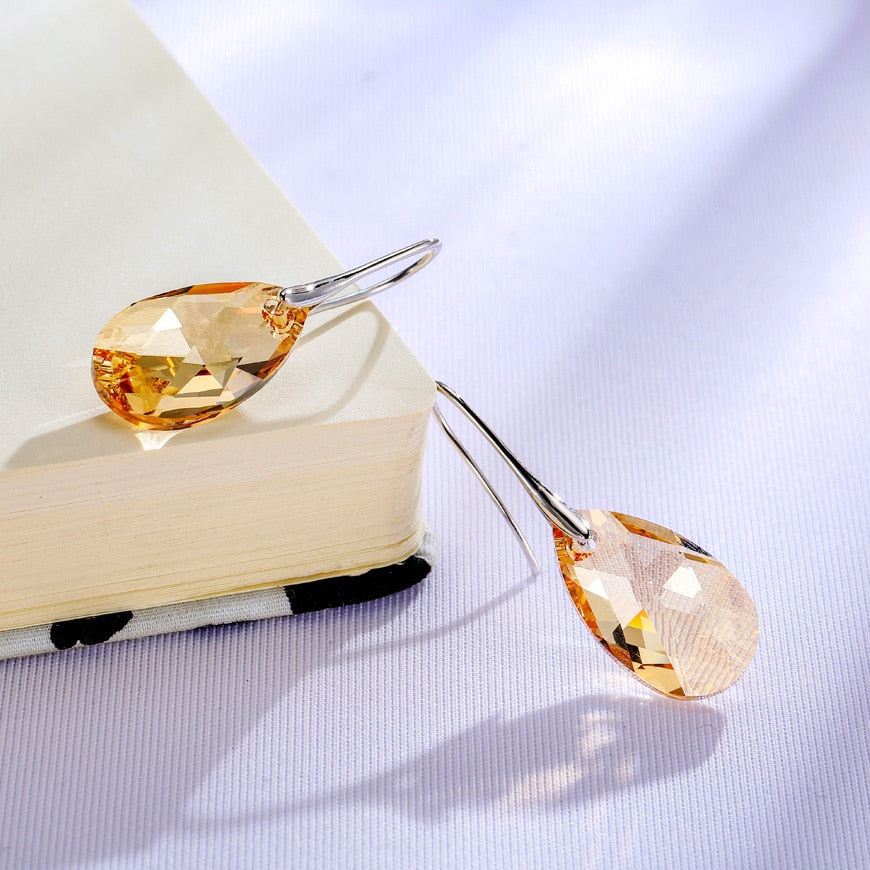 Droppformade kristallörhängen för kvinnor med blå akvamarinstenar och CZ-zirkonia, pläterade med sterling silver.