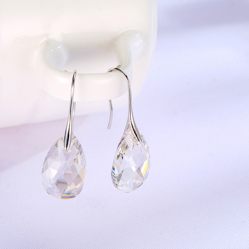 Droppformade kristallörhängen för kvinnor med blå akvamarinstenar och CZ-zirkonia, pläterade med sterling silver.