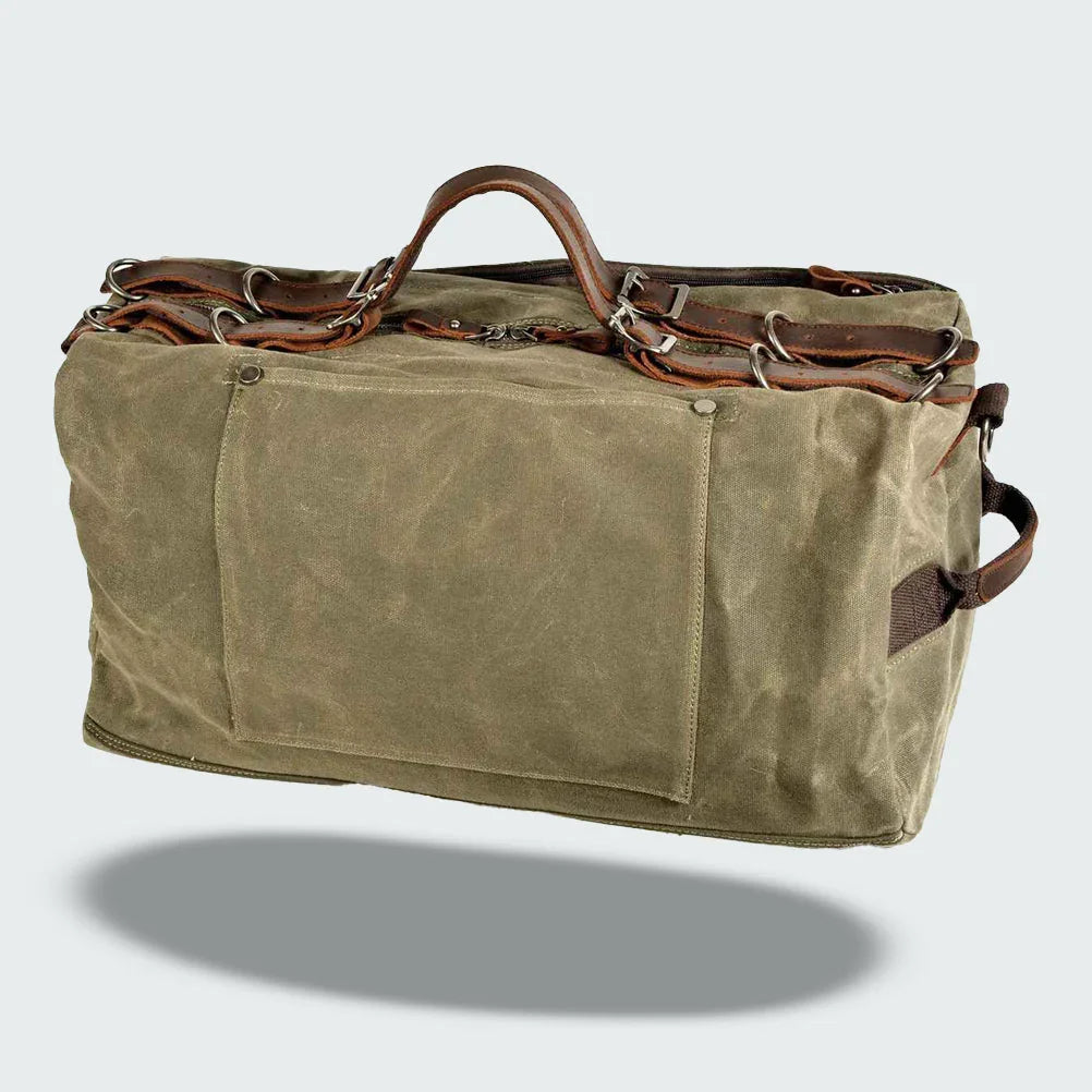 "Duffelväska för män i militärstil, vaxad canvas med läderdetaljer, rymlig med dragkedjor, stilfull och robust design."