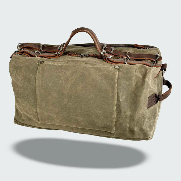 "Duffelväska för män i militärstil, vaxad canvas med läderdetaljer, rymlig med dragkedjor, stilfull och robust design."