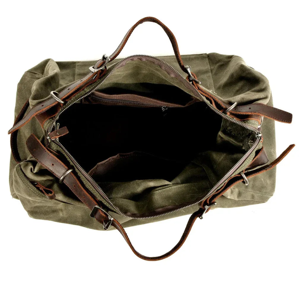 "Duffelväska för män i militärstil, vaxad canvas med läderdetaljer, rymlig med dragkedjor, stilfull och robust design."